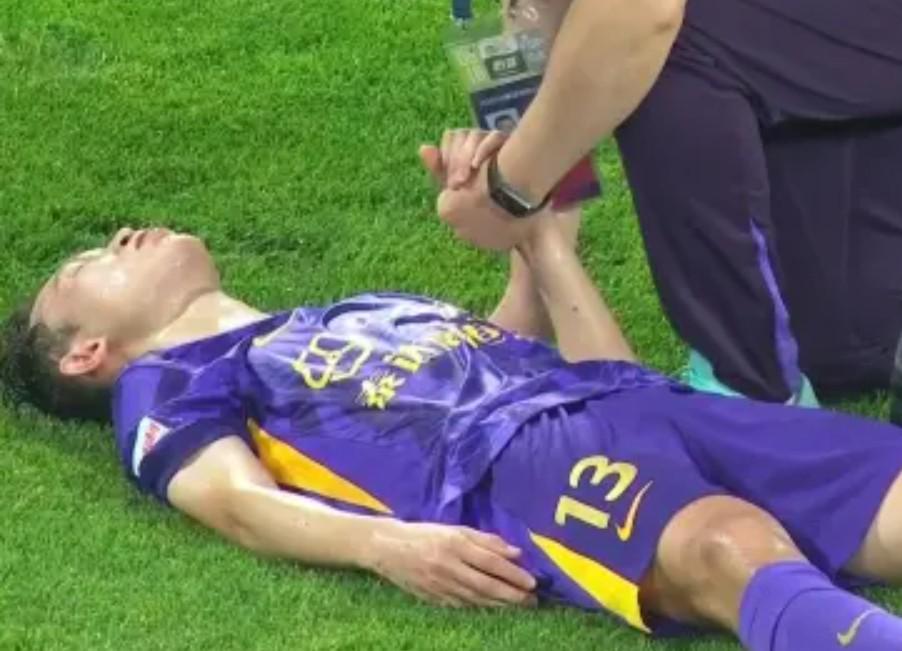 津媒：李永佳被球击中颞部后出现脑震荡症状，下场后眩晕恶心